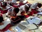 murid-menulis-dengan-dua-tangan_20171031_173459.jpg