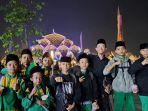 murid-murid-dari-madrasah-berfoto-dengan-latar-masjid-raya-al-jabbar.jpg