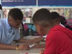 murid-murid-sekolah-di-as-sedang-belajar-di-dalam-kelas_20151220_034420.jpg