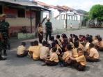 murid-sd-negeri-jomblang-bernyanyi-bersama-tentara_20160828_144133.jpg
