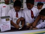 murid-sd-serahkan-dana-untuk-aksi-bela-islam_20161128_225135.jpg