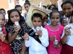 murid-sdn-kupang-minum-susu-frisian-flag_20161209_081631.jpg