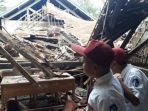 murid-sdn-sabagi-melihat-kondisi-ruang-kelas-mereka-yang-roboh_20180103_112510.jpg