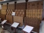 museum-radya-pustaka-pamerkan-bermacam-motif-batik-dan-kegunaannya_20161106_121016.jpg