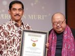 museum-rekor-indonesia-memberikan-penghargaan-kepada-suhardi-alius_20180921_060520.jpg