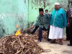 mushaf-yang-menggegerkan-warga-sidoarjo-akhirnya-dibakar_20150214_140214.jpg