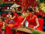 Permainan Alat Musik Gu Zheng Meriahkan Perayaan Imlek 2025 di Jakarta  