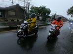 musim-hujan-jas-hujan.jpg