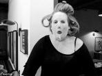 musisi-adele-saat-mengenakan-cheat-sheet_20151230_180730.jpg