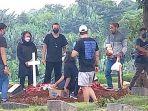 musisi-cliff-rompies-di-tpu-pondok-rangon-ui.jpg