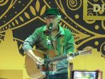 musisi-iwan-fals-meriahakan-stan-mitsubishi_20170818_174441.jpg