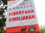 muslimah-hti-tolak-kontes-puteri-indonesia-2015_20150221_150745.jpg