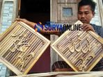 muslimin-perajin-kaligrafi-bambu-di-trowulan-kabupaten-mojokerto_20180708_223823.jpg
