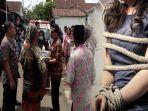 muspika-kecamatan-pakis-melakukan-evakuasi-korban.jpg