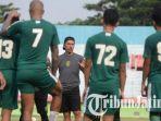 mustaqim-memberikan-arahan-pada-pemain-persebaya.jpg
