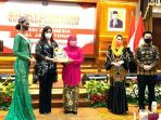 mustika-ratu-serahkan-supplemen-kepada-gubernur-jatim_20201014_112448.jpg