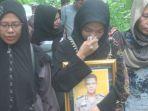 mutiah-berjalan-meninggalkan-lokasi-pemakaman-sambil-m.jpg