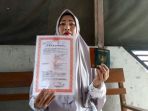 mutiah-saat-menunjukkan-akta-cerai-yang-diduga-palsu_20181016_214513.jpg