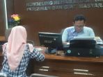 mw-saat-melaporkan-suaminya-ke-polresta-palembang_20180509_084334.jpg