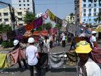 myanmar-para-pengunjuk-rasa-membuat-barikade.jpg