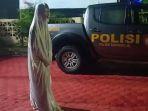 n-prank-diminta-mempraktikkan-menjadi-pocong-di-halaman-polsek-sanankulon.jpg