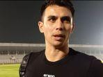 nadeo-argawinata-saat-diwawancarai-usai-menjalani-latihan-di-stadion.jpg