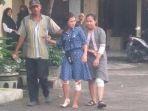 nadia-dan-siti-dua-wanita-muda-yang-lumpuhkan-jambret-di-polresta-pelabuhan-tanjung-perak-surabaya.jpg
