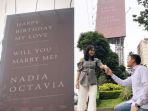 nadia-octavia-dan-kekasihnya-di-depan-reklame-lamaran_20181101_182949.jpg