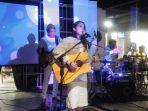 nadya-fatira-saat-tampil-di-showcase-musik-dialog.jpg