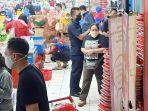 naga-swalayan-membatasi-pengunjung-yang-hendak-berbelanja-agar-para-pengunju.jpg