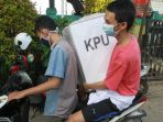 naik-sepeda-motor-petugas-tps-ambil-kotak-suara-pilkada-tangsel_20201209_191056.jpg