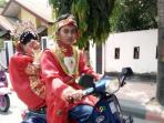 naik-vespa-usai-akad-nikah_20160916_225646.jpg