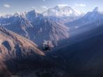 naila-novaranti-lakukan-terjun-payung-dari-atas-mount-everest_20181121_125823.jpg