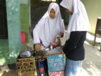 nampak-ida-sementara-melayani-teman-temannya-yang-membeli-cilok-buatanya_20181024_104343.jpg
