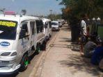 nampak-kendaraan-angkot-sedang-terparkir-di-jalur-dua-kantor-bupati-tts-sebagai-bentuk-aksi-mogok.jpg