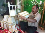 nana-suryana-pengrajin-lampu-lampion_20210309_124155.jpg