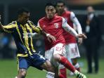 nani-of-fenerbahe-in-action-with-josu_20160318_060229.jpg