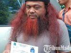napi-teroris-noeim-baasyir-menunjukkan-surat-bebasnya-dari-lapas-kelas-iib-tulungagung.jpg