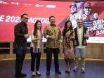 nara-sumber-dumpa-pers-saat-berfoto-bersama-usai-acara-di-kantor-injourney.jpg