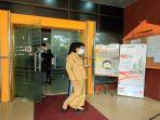 nasabah-bank-riau-kepri-mendatangi-kantor-layanan-di-sei-panas.jpg