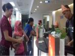 nasabah-dapat-bunga_20160422_145325.jpg