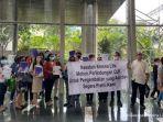 nasabah-kresna-life-melakukan-aksi-demo-menuntut-uangnya-dikembalikan.jpg