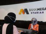 nasabah-tengah-melakukan-transaksi-di-kantor-cabang-bank-mega-syariah.jpg