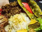 nasi-uduk-cinta-lengkap-dengan-aneka-lauk.jpg