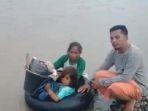 nek-nenok-dan-cucunya-sungai-alas-sepanjang-tidak-ada-jembatan.jpg