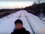nekat-berfoto-selfie-di-tengah-rel-kereta_20180308_131036.jpg