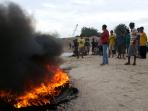 nelayan-bakar-ban-di-muara-air-kantung-sungailiat_20160303_094051.jpg