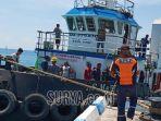 nelayan-di-perahu-layar-motor-plm-bina-andika-asal-kabupaten-lamongan.jpg