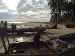 nelayan-di-pulau-sawi-sedang-memperbaiki-perahu_20160725_074333.jpg