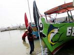 nelayan-di-tambaklorok-melakukan-perawatan-kapal_20190823_175150.jpg